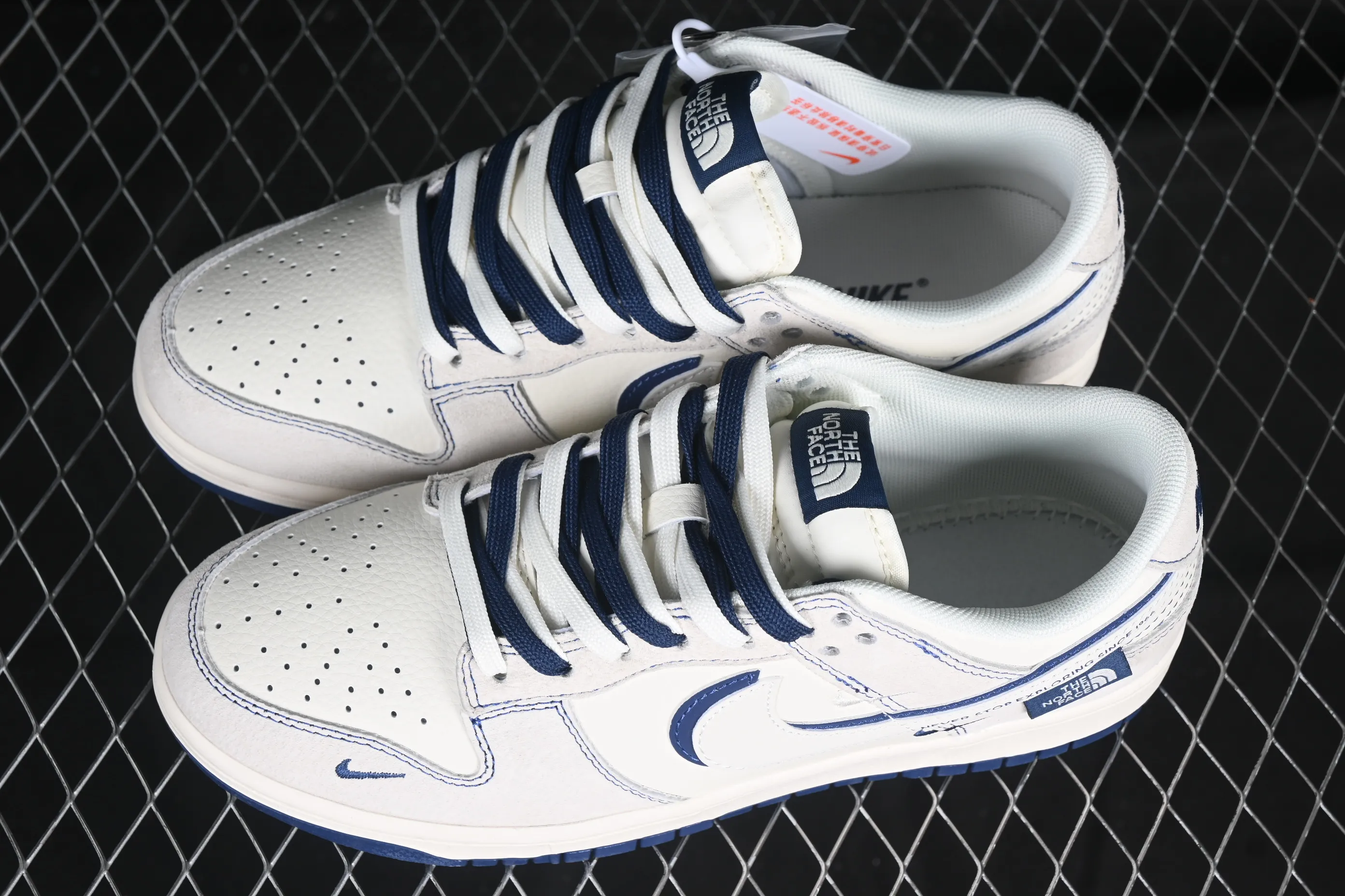 All Categories Nk SB Dunk Series Nk SB Dunk Low High-end Customized Low-top Shoes Nk SB Dunk Low North Face Co-branded Zhuba White Blue Hook Anniversary High-end Customized Low-top Casual Shoes DM6868-023